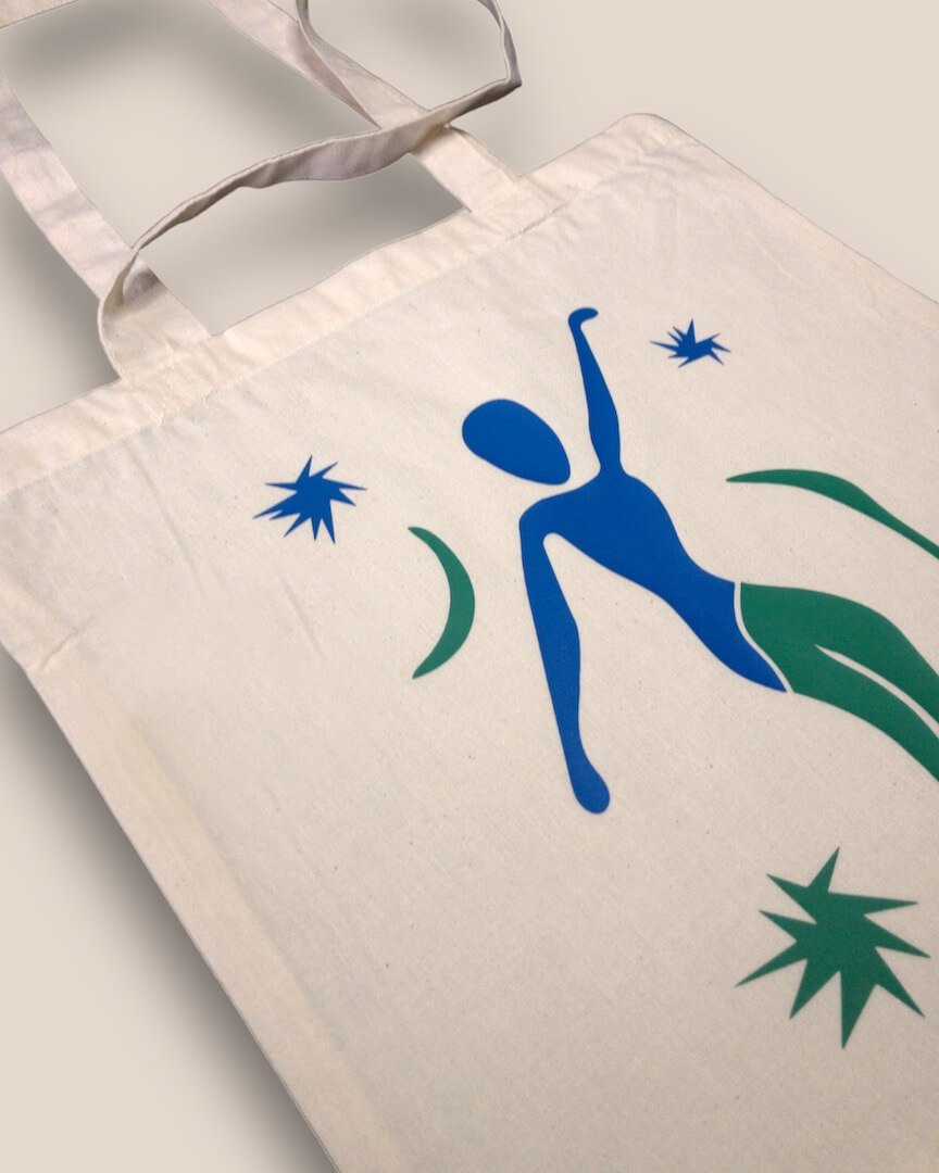 Close-up van het groene en blauwe abstracte ontwerp op de naturelkleurige Abstract Free Spirited Tote Bag