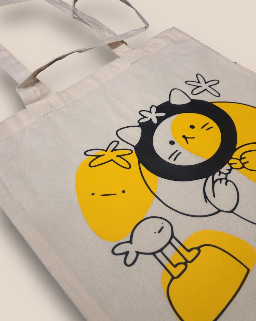 Close-up van het zwart en gele kat en zijn visvriend ontwerp ontwerp op de naturelkleurige Cat Adventure Tote Bag