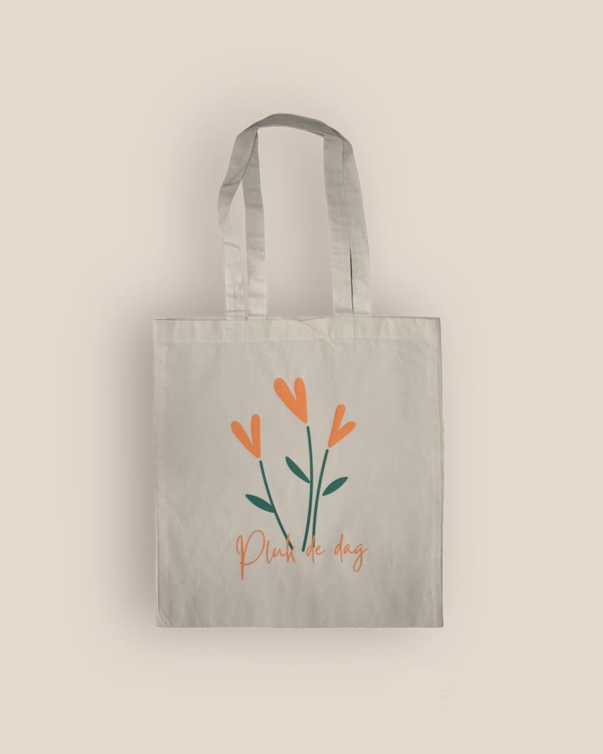 Naturelkleurige Pluk De Dag Tote Bag met 3 oranje, hartvormige bloemen op groene steeltjes en 'Pluk de dag' tekst