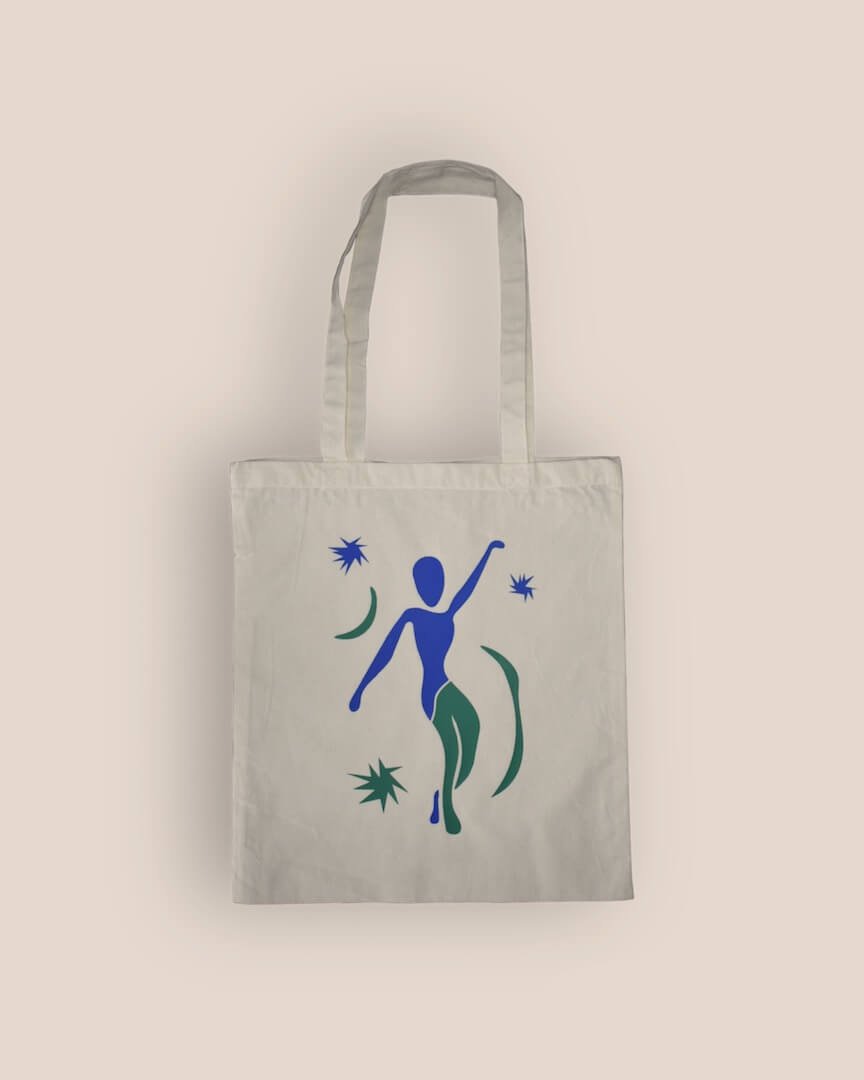 Vooraanzicht van de naturelkleurige 'Abstract Free Spirited Tote Bag' met een abstract ontwerp in groen en blauw