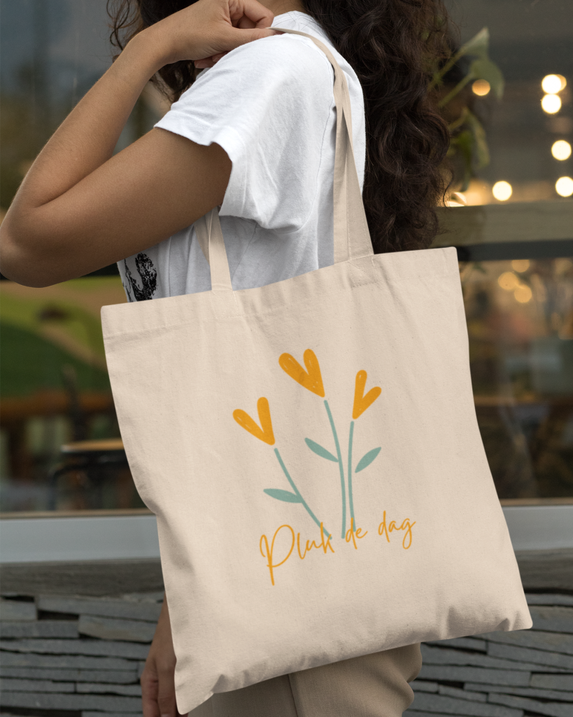 Vrouw met Tastra Pluk De Dag Tote Bag e1697813777735